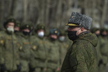 Екатеринбург. Репетиция военного парада. Военнослужащие в медицинских масках для нераспространения коронавирусной инфекции COVID-19