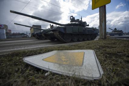 Екатеринбург. Репетиция военного парада. Военнослужащие в медицинских масках для нераспространения коронавирусной инфекции COVID-19. На фото: танк Т-72 Б3М