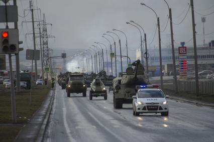 Екатеринбург. Колонна военной техники учавствующей в репетиции парада. Военнослужащие в медицинских масках для нераспространения коронавирусной инфекции COVID-19