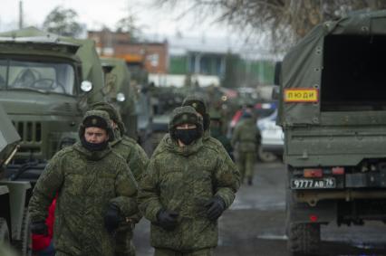 Екатеринбург. Репетиция военного парада. Военнослужащие в медицинских масках для нераспространения коронавирусной инфекции COVID-19