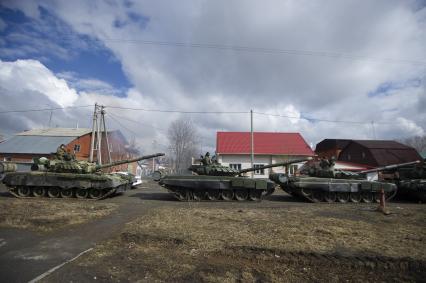 Екатеринбург. Репетиция военного парада. Военнослужащие в медицинских масках для нераспространения коронавирусной инфекции COVID-19. На фото: танк Т-72 Б3М