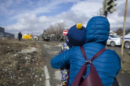 Екатеринбург. Женщина с ребенком во время репетиции военного парада.