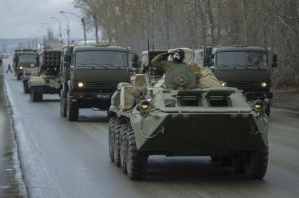 Екатеринбург. Колонна военной техники учавствующей в репетиции парада. На фото: разведывательная химическая машина РХМ-6. Военнослужащие в медицинских масках для нераспространения коронавирусной инфекции COVID-19