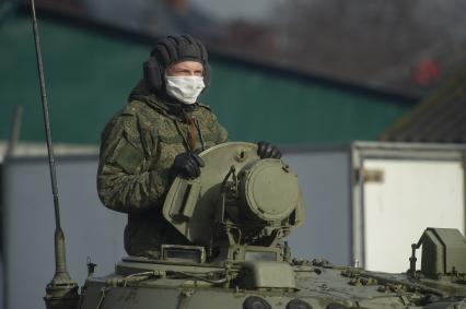 Екатеринбург. Колонна военной техники учавствующей в репетиции парада. На фото танк Т-72 Б3М. Военнослужащие в медицинских масках для нераспространения коронавирусной инфекции COVID-19