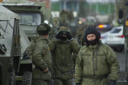 Екатеринбург. Репетиция военного парада. Военнослужащие в медицинских масках для нераспространения коронавирусной инфекции COVID-19