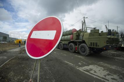 Екатеринбург. Колонна военной техники учавствующей в репетиции парада. На фото: зенитно-ракетный комплекс (ЗРК) С-400 \'Триумф\'