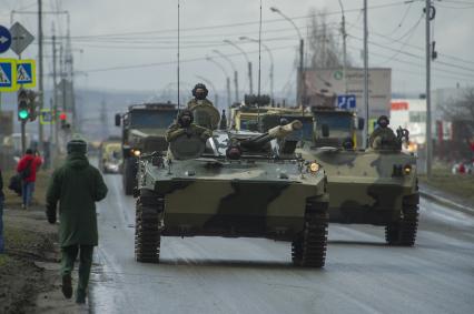 Екатеринбург. Колонна военной техники учавствующей в репетиции парада. На фото: БМД-4. Военнослужащие в медицинских масках для нераспространения коронавирусной инфекции COVID-19