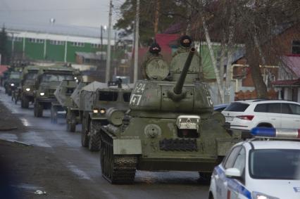 Екатеринбург. Колонна военной техники учавствующей в репетиции парада