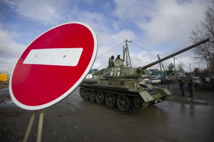 Екатеринбург. Колонна военной техники учавствующей в репетиции парада. На фото танк Т-34