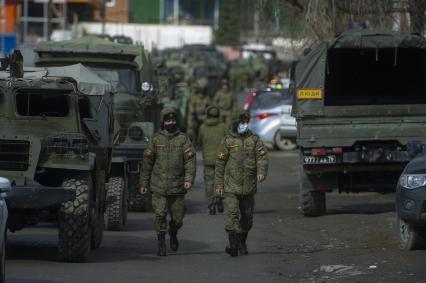 Екатеринбург. Репетиция военного парада. Военнослужащие в медицинских масках для нераспространения коронавирусной инфекции COVID-19