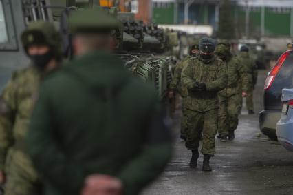 Екатеринбург. Репетиция военного парада. Военнослужащие в медицинских масках для нераспространения коронавирусной инфекции COVID-19