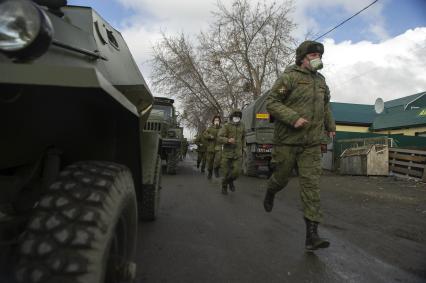 Екатеринбург. Репетиция военного парада. Военнослужащие в медицинских масках для нераспространения коронавирусной инфекции COVID-19