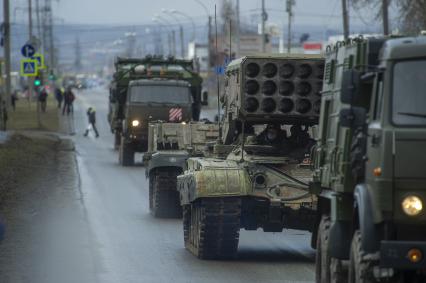 Екатеринбург. Колонна военной техники учавствующей в репетиции парада. На фото: тяжелая огнеметная система ТОС-1. Военнослужащие в медицинских масках для нераспространения коронавирусной инфекции COVID-19