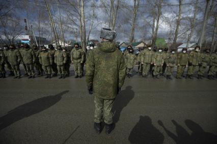 Екатеринбург. Репетиция военного парада. Военнослужащие в медицинских масках для нераспространения коронавирусной инфекции COVID-19