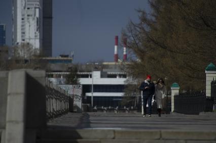 Екатеринбург. горожане на опустевшей набережной городского пруда во время эпидемии коронавирусной инфекции COVID-19