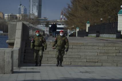 Екатеринбург. Патруль военной полиции на опустевшей набережной городского пруда во время эпидемии коронавирусной инфекции COVID-19