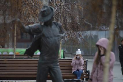 Екатеринбург. Девушка в медицинской маске у памятника Майклу Джексону во время эпидемии коронавирусной инфекции COVID-19