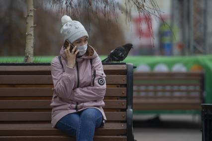 Екатеринбург. Девшука в медицинской маске во время эпидемии коронавирусной инфекции COVID-19