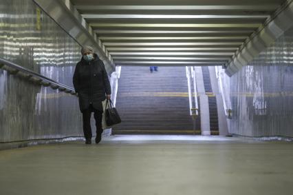 Екатеринбург. Женщина в медицинской маске в подземном переходе во время эпидемии коронавирусной инфекции COVID-19