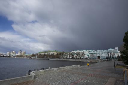 Екатеринбург. Опустевшая набережная городского пруда во время эпидемии коронавирусной инфекции COVID-19