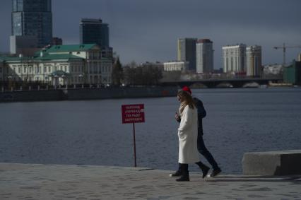 Екатеринбург. горожане на опустевшей набережной городского пруда во время эпидемии коронавирусной инфекции COVID-19