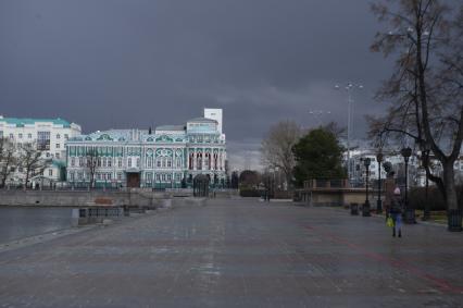 Екатеринбург. Опустевшая набережная городского пруда во время эпидемии коронавирусной инфекции COVID-19