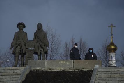 Екатеринбург. Полицейский патруль в медиинских масках у памятника основатериям города Василию Татищеву и Вильгельду Де Генину во время эпидемии коронавирусной инфекции COVID-19