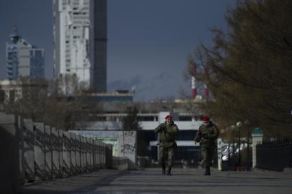 Екатеринбург. Патруль военной полиции на опустевшей набережной городского пруда во время эпидемии коронавирусной инфекции COVID-19