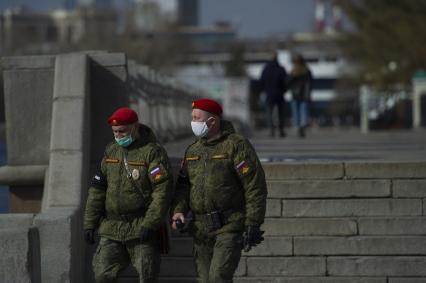 Екатеринбург. Патруль военной полиции на опустевшей набережной городского пруда во время эпидемии коронавирусной инфекции COVID-19