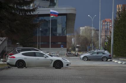 Екатеринбург. Стоянка лдя служебных и личных автомобилей у здания правительства Свердловской области