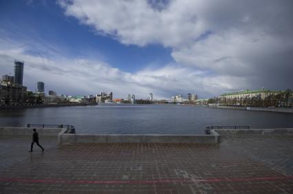 Екатеринбург. Опустевшая набережная городского пруда во время эпидемии коронавирусной инфекции COVID-19