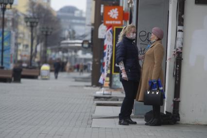 Екатеринбург. Женщины в медицинских масках во время эпидемии коронавирусной инфекции COVID-19