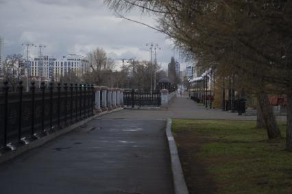 Екатеринбург. Опустевшая набережная городского пруда во время эпидемии коронавирусной инфекции COVID-19