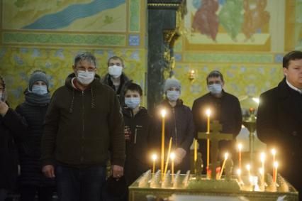 Екатеринбург. Свято-Троицкий собор. Пасхальное богослужение проведенное вприсутствии большого колличества прихожан, вопреки требованию главного санитарного врача Свердловской области и митрополита Екатеринбургского и Верхотурского Кирилла, не посещать церкви и храмы, для нераспространения коронавирусной инфекции COVID-19