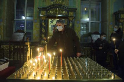 Екатеринбург. Свято-Троицкий собор. Пасхальное богослужение проведенное вприсутствии большого колличества прихожан, вопреки требованию главного санитарного врача Свердловской области и митрополита Екатеринбургского и Верхотурского Кирилла, не посещать церкви и храмы, для нераспространения коронавирусной инфекции COVID-19