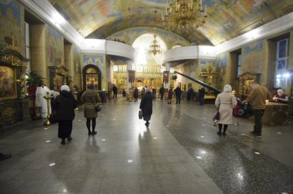 Екатеринбург. Свято-Троицкий собор. Пасхальное богослужение проведенное вприсутствии большого колличества прихожан, вопреки требованию главного санитарного врача Свердловской области и митрополита Екатеринбургского и Верхотурского Кирилла, не посещать церкви и храмы, для нераспространения коронавирусной инфекции COVID-19