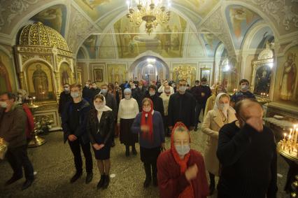 Екатеринбург. Вознесенская церковь. Пасхальное богослужение, проведенное вприсутствии большого колличества прихожан, вопреки требованию главного санитарного врача Свердловской области и митрополита Екатеринбургского и Верхотурского Кирилла, не посещать церкви и храмы, для нераспространения коронавирусной инфекции COVID-19