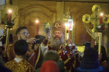 Екатеринбург. Свято-Троицкий собор. Пасхальный крестный ход во время пасхального богослужения, проведенного вприсутствии большого колличества прихожан, вопреки требованию главного санитарного врача Свердловской области и митрополита Екатеринбургского и Верхотурского Кирилла (в центре), не посещать церкви и храмы, для нераспространения коронавирусной инфекции COVID-19