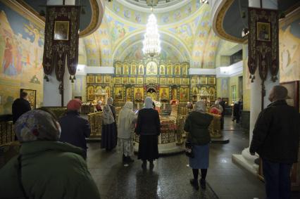 Екатеринбург. Свято-Троицкий собор. Пасхальное богослужение проведенное вприсутствии большого колличества прихожан, вопреки требованию главного санитарного врача Свердловской области и митрополита Екатеринбургского и Верхотурского Кирилла, не посещать церкви и храмы, для нераспространения коронавирусной инфекции COVID-19