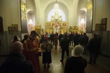 Екатеринбург. Храм рождества Христова. Пасхальное богослужение, проведенное вприсутствии большого колличества прихожан, вопреки требованию главного санитарного врача Свердловской области и митрополита Екатеринбургского и Верхотурского Кирилла, не посещать церкви и храмы, для нераспространения коронавирусной инфекции COVID-19