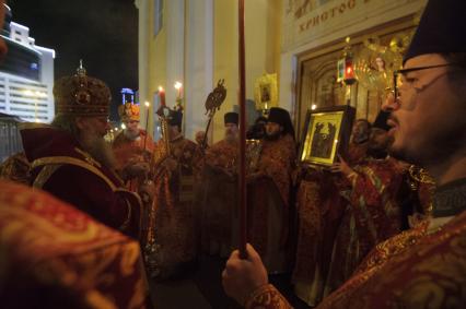 Екатеринбург. Свято-Троицкий собор. Пасхальный крестный ход во время пасхального богослужения, проведенного вприсутствии большого колличества прихожан, вопреки требованию главного санитарного врача Свердловской области и митрополита Екатеринбургского и Верхотурского Кирилла (крайний слева), не посещать церкви и храмы, для нераспространения коронавирусной инфекции COVID-19