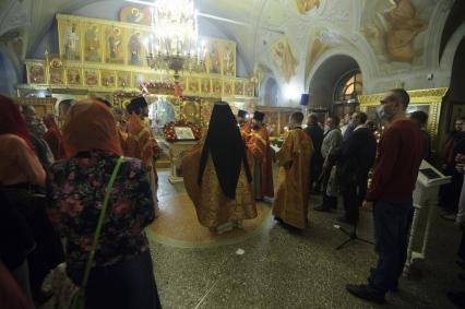 Екатеринбург. Вознесенская церковь. Пасхальное богослужение, проведенное вприсутствии большого колличества прихожан, вопреки требованию главного санитарного врача Свердловской области и митрополита Екатеринбургского и Верхотурского Кирилла, не посещать церкви и храмы, для нераспространения коронавирусной инфекции COVID-19