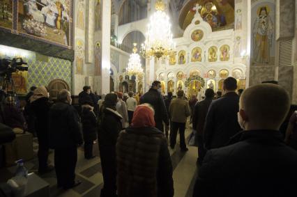 Екатеринбург. Храм на крови. Пасхальное богослужение, проведенное вприсутствии большого колличества прихожан, вопреки требованию главного санитарного врача Свердловской области и митрополита Екатеринбургского и Верхотурского Кирилла, не посещать церкви и храмы, для нераспространения коронавирусной инфекции COVID-19