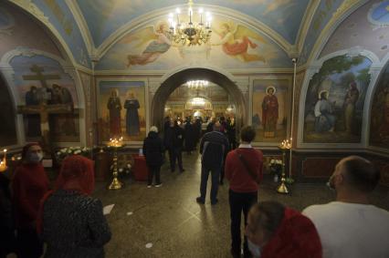 Екатеринбург. Вознесенская церковь. Пасхальное богослужение, проведенное вприсутствии большого колличества прихожан, вопреки требованию главного санитарного врача Свердловской области и митрополита Екатеринбургского и Верхотурского Кирилла, не посещать церкви и храмы, для нераспространения коронавирусной инфекции COVID-19