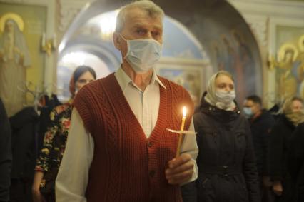 Екатеринбург. Вознесенская церковь. Пасхальное богослужение, проведенное вприсутствии большого колличества прихожан, вопреки требованию главного санитарного врача Свердловской области и митрополита Екатеринбургского и Верхотурского Кирилла, не посещать церкви и храмы, для нераспространения коронавирусной инфекции COVID-19