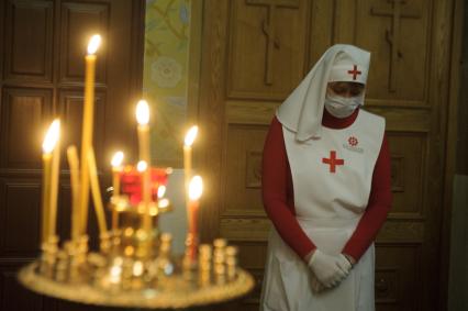 Екатеринбург. Свято-Троицкий собор. Пасхальное богослужение проведенное вприсутствии большого колличества прихожан, вопреки требованию главного санитарного врача Свердловской области и митрополита Екатеринбургского и Верхотурского Кирилла, не посещать церкви и храмы, для нераспространения коронавирусной инфекции COVID-19