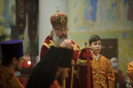 Екатеринбург. Свято-Троицкий собор. Пасхальный крестный ход во время пасхального богослужения, проведенного вприсутствии большого колличества прихожан, вопреки требованию главного санитарного врача Свердловской области и митрополита Екатеринбургского и Верхотурского Кирилла (в центре), не посещать церкви и храмы, для нераспространения коронавирусной инфекции COVID-19