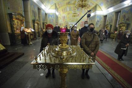 Екатеринбург. Свято-Троицкий собор. Пасхальное богослужение проведенное вприсутствии большого колличества прихожан, вопреки требованию главного санитарного врача Свердловской области и митрополита Екатеринбургского и Верхотурского Кирилла, не посещать церкви и храмы, для нераспространения коронавирусной инфекции COVID-19