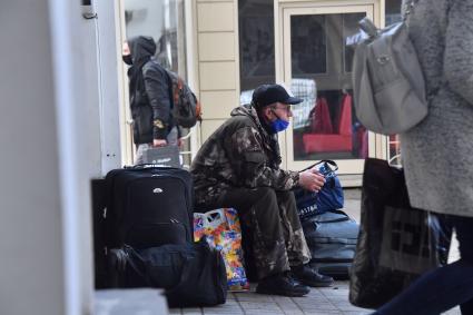 Москва.  Пассажир в медицинской маске в зале ожидания  Казанского вокзала.