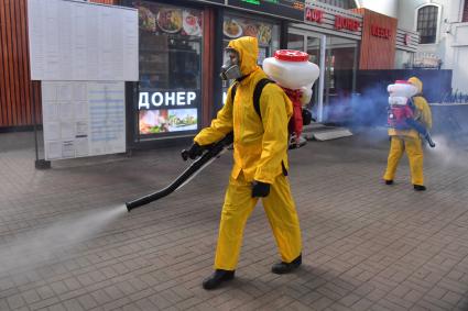 Москва. Сотрудник центра по проведению спасательных операций особого риска `Лидер` МЧС РФ проводит обработку Казанского вокзала в рамках мер по борьбе с распространением коронавирусной инфекции.